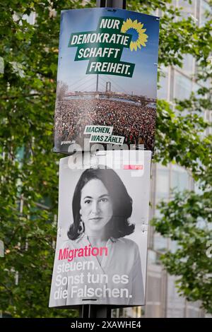 08.06.2024 Wahlplakate vor Banken und Hochhäuser an der Straße zur Alten Oper in Frankfurt für die Europawahl AM 09.06.2024 (Foto : Peter Henrich) Banque D'Images