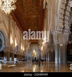 Casablanca, Maroc - 29 mars 2024 : touristes appréciant une visite de la mosquée Hassan II dans le centre-ville de Casablanca Banque D'Images