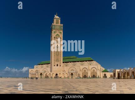 Casablanca, Maroc - 29 mars 2024 : vue de l'extérieur et du minaret de la mosquée Hassan II à Casablanca Banque D'Images