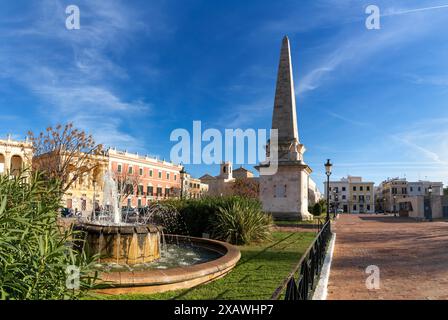 Ciutadella, Espagne - 26 janvier 2024 : vue sur l'obélisque de Ciutadella et la place née dans le centre historique de la ville Banque D'Images