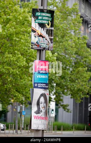 Europawahl 2024 08.06.2024 Wahlplakate vor Banken und Hochhäuser an der Straße zur Alten Oper in Frankfurt für die Europawahl am 09.06.2024 Frankfurt main Hessen Deutschland *** élections européennes 2024 08 06 2024 affiches électorales devant les banques et les gratte-ciel sur la rue de l'Alte Oper à Francfort pour les élections européennes du 09 06 2024 Francfort main Hessen Allemagne Banque D'Images