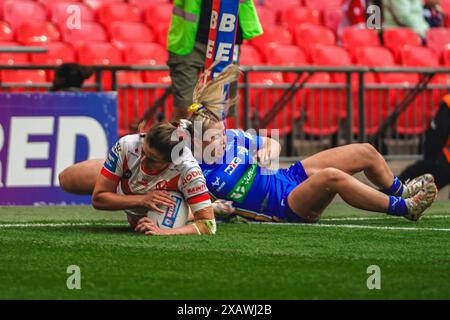 Wembley, Londres, Royaume-Uni. 8 juin 2024. Betfred Women’s Challenge Cup final Rugby : Leeds Rhinos Women vs St Helens Women au stade de Wembley. Phoebe Hook croise dans le coin. Crédit James Giblin Photography/Alamy Live News. Banque D'Images