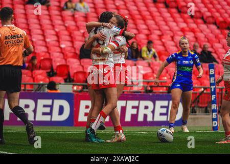 Wembley, Londres, Royaume-Uni. 8 juin 2024. Betfred Women’s Challenge Cup final Rugby : Leeds Rhinos Women vs St Helens Women au stade de Wembley. Phoebe Hook croise dans le coin. Crédit James Giblin Photography/Alamy Live News. Banque D'Images