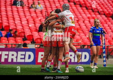 Wembley, Londres, Royaume-Uni. 8 juin 2024. Betfred Women’s Challenge Cup final Rugby : Leeds Rhinos Women vs St Helens Women au stade de Wembley. Phoebe Hook et ses coéquipiers célèbrent son essai. Crédit James Giblin Photography/Alamy Live News. Banque D'Images