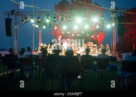 Les gens au concert en plein air Banque D'Images