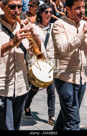 Groupe de musique populaire composé d'hommes et de femmes jouant de la batterie et d'instruments à vent tels que le gralla au festival floral populaire Corpus of la Garriga en Catalogne Banque D'Images