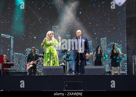 PECS, HONGRIE - JUIN 07 : Korda Gyorgy et Balazs Klari chantent au concert de Korda 85 . C'était un concert public gratuit sur la place Szechenyi le 7 juin 202 Banque D'Images