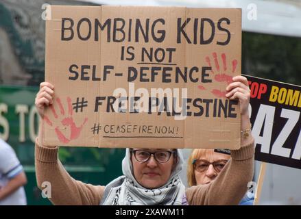 Londres, Angleterre, Royaume-Uni. 8 juin 2024. Un manifestant pro-palestinien. Des milliers de personnes ont défilé en solidarité avec la Palestine pour exiger un cessez-le-feu alors qu’Israël poursuit ses attaques contre Gaza. (Crédit image : © Vuk Valcic/ZUMA Press Wire) USAGE ÉDITORIAL SEULEMENT! Non destiné à UN USAGE commercial ! Banque D'Images