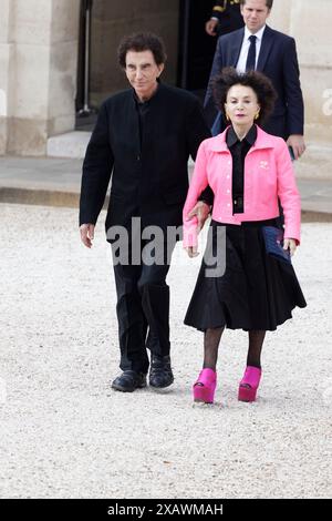Paris, France. 8 juin 2024. Jack Lang et son épouse Monique Buczynski   le président français Emmanuel Macron et son épouse Brigitte Macron accueillent le président américain Joe Biden et son épouse Jill Biden pour un dîner d'État le 8 juin 2024 au palais présidentiel de l'Elysée à Paris, en France. Crédit : Bernard Menigault/Alamy Live News Banque D'Images