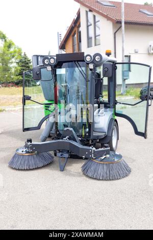 Machine municipale pour balayer et laver les routes et trottoirs. Concept nettoyer des débris Banque D'Images