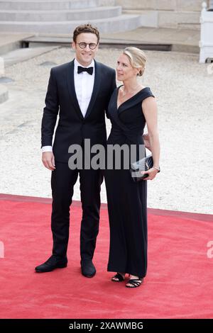 Paris, France. 8 juin 2024. Laurent Macron, frère d'Emmanuel Macron, et son épouse Sabine   le président français Emmanuel Macron et son épouse Brigitte Macron accueillent le président américain Joe Biden et son épouse Jill Biden pour un dîner d'État le 8 juin 2024 au palais présidentiel de l'Elysée à Paris, en France. Crédit : Bernard Menigault/Alamy Live News Banque D'Images