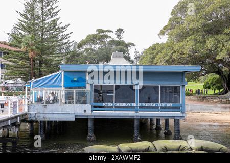 Watsons Bay banlieue dans la banlieue est de Sydney, Doyles Fishermans Wharf Takeaway fish and chips Meals, Sydney, Nouvelle-Galles du Sud, Australie Banque D'Images