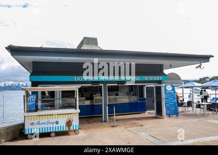 Watsons Bay banlieue dans la banlieue est de Sydney, Doyles Fishermans Wharf Takeaway fish and chips Meals, Sydney, Nouvelle-Galles du Sud, Australie Banque D'Images