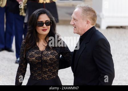 Paris, France. 8 juin 2024. Salma Hayek et François-Henri Pinault   le président français Emmanuel Macron et son épouse Brigitte Macron accueillent le président américain Joe Biden et son épouse Jill Biden pour un dîner d'État le 8 juin 2024 au palais présidentiel de l'Elysée à Paris, en France. Crédit : Bernard Menigault/Alamy Live News Banque D'Images