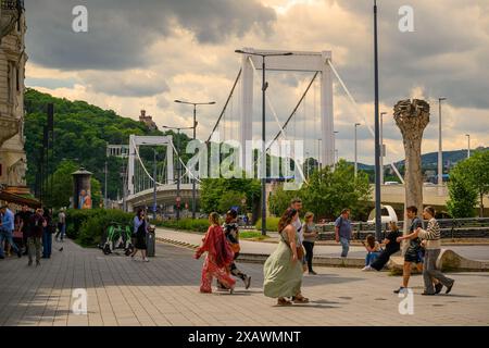 Le pont Erzsébet par une journée ensoleillée avec des piétons de passage, Budapest, Hongrie Banque D'Images