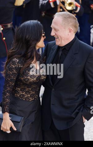 Paris, France. 8 juin 2024. Salma Hayek et François-Henri Pinault   le président français Emmanuel Macron et son épouse Brigitte Macron accueillent le président américain Joe Biden et son épouse Jill Biden pour un dîner d'État le 8 juin 2024 au palais présidentiel de l'Elysée à Paris, en France. Crédit : Bernard Menigault/Alamy Live News Banque D'Images