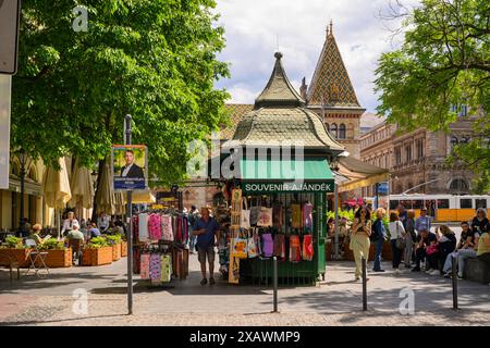 Un kiosque souvenir sur Vaci Utca par une journée ensoleillée, Budapest, Hongrie Banque D'Images