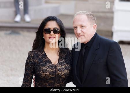 Paris, France. 8 juin 2024. Salma Hayek et François-Henri Pinault   le président français Emmanuel Macron et son épouse Brigitte Macron accueillent le président américain Joe Biden et son épouse Jill Biden pour un dîner d'État le 8 juin 2024 au palais présidentiel de l'Elysée à Paris, en France. Crédit : Bernard Menigault/Alamy Live News Banque D'Images