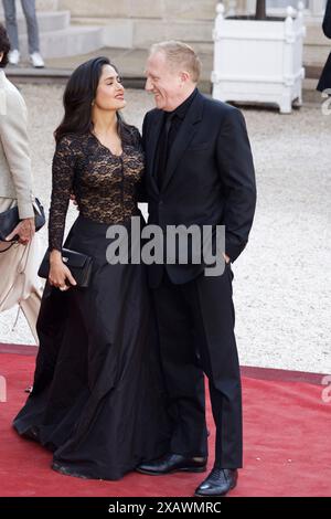 Paris, France. 8 juin 2024. Salma Hayek et François-Henri Pinault   le président français Emmanuel Macron et son épouse Brigitte Macron accueillent le président américain Joe Biden et son épouse Jill Biden pour un dîner d'État le 8 juin 2024 au palais présidentiel de l'Elysée à Paris, en France. Crédit : Bernard Menigault/Alamy Live News Banque D'Images