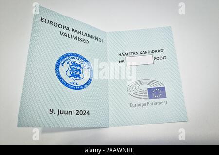 Tallinn, Estonie - 9 juin 2024 : carte papier de vote estonienne pour les élections du Parlement européen le jour du scrutin. Banque D'Images