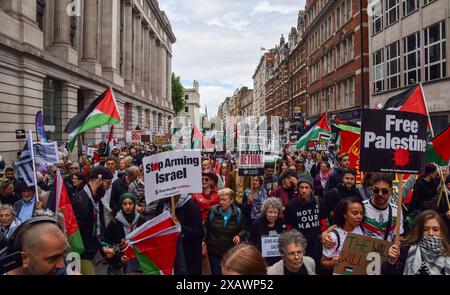 Londres, Royaume-Uni. 8 juin 2024. Manifestants près de Russell Square. Des milliers de personnes ont défilé en solidarité avec la Palestine pour exiger un cessez-le-feu alors qu’Israël poursuit ses attaques contre Gaza. Crédit : Vuk Valcic/Alamy Live News Banque D'Images