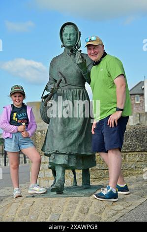 Lyme Regis, Royaume-Uni. 9 juin 2024. Le week-end du festival des fossiles de Lyme Regis. Charlotte Bailey localement célèbre Mary Anning Superfan avec son père Adam. Crédit photo : Robert Timoney/Alamy Live News Banque D'Images