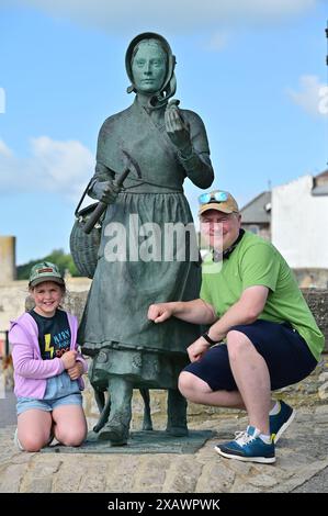 Lyme Regis, Royaume-Uni. 9 juin 2024. Le week-end du festival des fossiles de Lyme Regis. Charlotte Bailey localement célèbre Mary Anning Superfan avec son père Adam. Crédit : Robert Timoney/Alamy Live News Banque D'Images