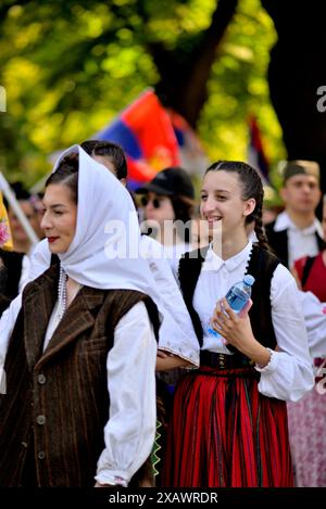 Jeunes vêtus de costumes folkloriques lors du rassemblement de l'Assemblée All-Serbe à Belgrade, capitale de la Serbie, le 8 juin 2024 Banque D'Images