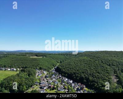 Ein wunderschoener wunderschöner Fruehlingstag Frühlingstag im Siegerland. Luftaufnahme des Ortes Siegen-Oberschelden. Der Himmel ist strahlend blau und wolkenlos. Fruehling Frühling im Siegerland AM 09.06.2024 à Siegen/Deutschland. *** Une belle belle journée de printemps jour de printemps à Siegerland vue aérienne de la place Siegen Oberschelden le ciel est bleu vif et printemps sans nuages à Siegerland le 09 06 2024 à Siegen Allemagne Banque D'Images