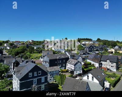 Ein wunderschoener wunderschöner Fruehlingstag Frühlingstag im Siegerland. Luftaufnahme des Ortes Siegen-Oberschelden. Der Himmel ist strahlend blau und wolkenlos. Fruehling Frühling im Siegerland AM 09.06.2024 à Siegen/Deutschland. *** Une belle belle journée de printemps jour de printemps à Siegerland vue aérienne de la place Siegen Oberschelden le ciel est bleu vif et printemps sans nuages à Siegerland le 09 06 2024 à Siegen Allemagne Banque D'Images