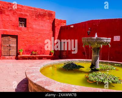 Vue imprenable sur la fontaine du monastère Santa Catalina, Arequipa, Pérou Banque D'Images