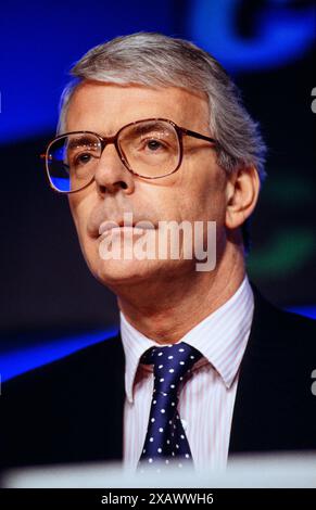 John Major s'adressant aux médias lors d'une conférence de presse du Parti conservateur pendant la campagne électorale générale de 1997. Bureau central conservateur, Londres, Royaume-Uni. 4 avril 1997 Banque D'Images