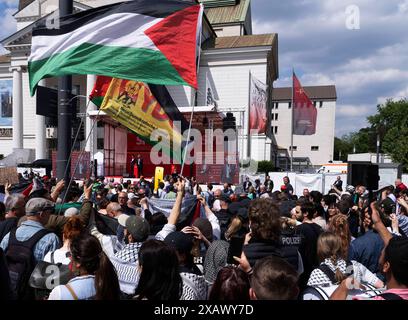 Europawahl 2024 SPD Abschlusskundgebung zur Europawahl 2024 SPD Abschlusskundgebung in Duisburg zur Europawahl. Démonstration von Pro-Palaestina Demonstranten mit Plakaten und Fahnen am Rande der Kundgebung. Duisburg Deutschland Nordrhein-Westfalen / NRW *** élections européennes 2024 rassemblement de clôture du SPD pour les élections européennes 2024 rassemblement de clôture du SPD à Duisburg pour les élections européennes manifestation des manifestants Pro Palaestina avec des pancartes et des drapeaux en marge du rassemblement Duisburg Allemagne Rhénanie du Nord-Westphalie NRW Banque D'Images