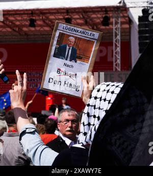 Europawahl 2024 SPD Abschlusskundgebung zur Europawahl 2024 SPD Abschlusskundgebung in Duisburg zur Europawahl. Démonstration von Pro-Palaestina Demonstranten mit Plakaten und Fahnen am Rande der Kundgebung. Duisburg Deutschland Nordrhein-Westfalen / NRW *** élections européennes 2024 rassemblement de clôture du SPD pour les élections européennes 2024 rassemblement de clôture du SPD à Duisburg pour les élections européennes manifestation des manifestants Pro Palaestina avec des pancartes et des drapeaux en marge du rassemblement Duisburg Allemagne Rhénanie du Nord-Westphalie NRW Banque D'Images