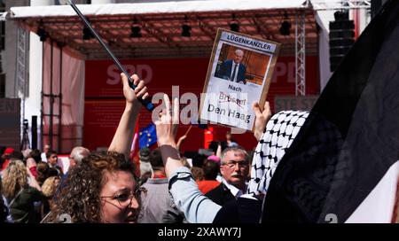 Europawahl 2024 SPD Abschlusskundgebung zur Europawahl 2024 SPD Abschlusskundgebung in Duisburg zur Europawahl. Démonstration von Pro-Palaestina Demonstranten mit Plakaten und Fahnen am Rande der Kundgebung. Duisburg Deutschland Nordrhein-Westfalen / NRW *** élections européennes 2024 rassemblement de clôture du SPD pour les élections européennes 2024 rassemblement de clôture du SPD à Duisburg pour les élections européennes manifestation des manifestants Pro Palaestina avec des pancartes et des drapeaux en marge du rassemblement Duisburg Allemagne Rhénanie du Nord-Westphalie NRW Banque D'Images