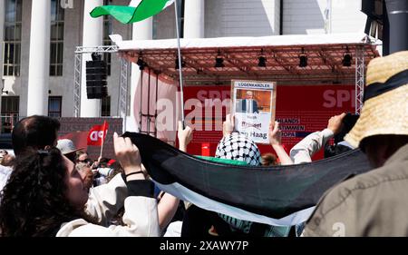 Europawahl 2024 SPD Abschlusskundgebung zur Europawahl 2024 SPD Abschlusskundgebung in Duisburg zur Europawahl. Démonstration von Pro-Palaestina Demonstranten mit Plakaten und Fahnen am Rande der Kundgebung. Duisburg Deutschland Nordrhein-Westfalen / NRW *** élections européennes 2024 rassemblement de clôture du SPD pour les élections européennes 2024 rassemblement de clôture du SPD à Duisburg pour les élections européennes manifestation des manifestants Pro Palaestina avec des pancartes et des drapeaux en marge du rassemblement Duisburg Allemagne Rhénanie du Nord-Westphalie NRW Banque D'Images