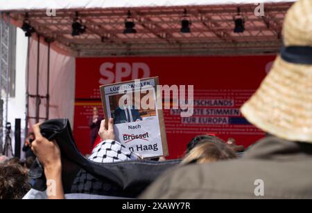 Europawahl 2024 SPD Abschlusskundgebung zur Europawahl 2024 SPD Abschlusskundgebung in Duisburg zur Europawahl. Démonstration von Pro-Palaestina Demonstranten mit Plakaten und Fahnen am Rande der Kundgebung. Duisburg Deutschland Nordrhein-Westfalen / NRW *** élections européennes 2024 rassemblement de clôture du SPD pour les élections européennes 2024 rassemblement de clôture du SPD à Duisburg pour les élections européennes manifestation des manifestants Pro Palaestina avec des pancartes et des drapeaux en marge du rassemblement Duisburg Allemagne Rhénanie du Nord-Westphalie NRW Banque D'Images