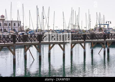 Passerelle en bois et yachts à Playa Blanca Lanzarote, îles Canaries Banque D'Images