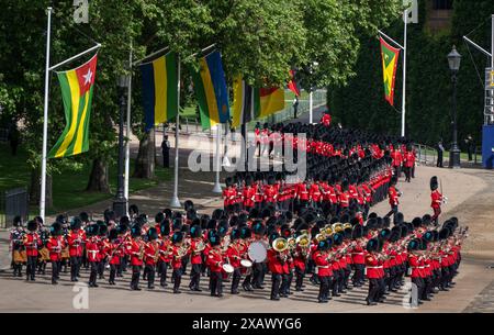 La Band of the Irish Guards accompagne les gardes sur la parade des gardes à cheval le 8 juin 2024 pour prendre part à la revue du Colonel de Trooping the Colour for the King’s Birthday Parade. Cette répétition officielle de la parade de cérémonie d'État est la dernière revue officielle en uniforme complet des troupes et des chevaux avant de défiler pour la parade officielle d'anniversaire de SM le Roi le 15 juin 2024. Crédit : Malcolm Park/Alamy Banque D'Images