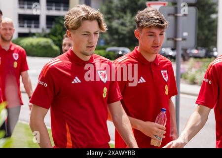 BRATISLAVA, Slovaquie. 09 juin 2024. Charlie Savage du pays de Galles et Lewis Koumas du pays de Galles lors d'une marche par équipe avant le match amical international entre la Slovaquie et Cymru au stade d'Anton Malatinský, Slovaquie, le 9 juin. (Photo by John Smith/FAW) crédit : Football Association of Wales/Alamy Live News crédit : Football Association of Wales/Alamy Live News Banque D'Images