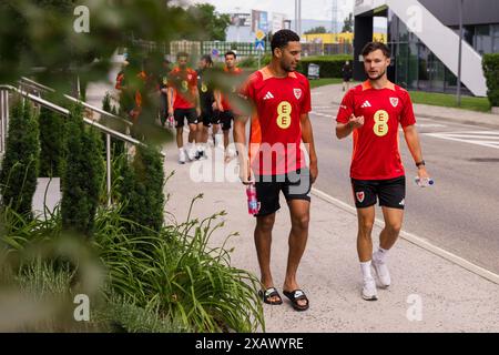 BRATISLAVA, Slovaquie. 09 juin 2024. Ben Cabango du pays de Galles et Liam Cullen du pays de Galles lors d'une marche par équipe avant le match amical international entre la Slovaquie et Cymru au stade d'Anton Malatinský, Slovaquie, le 9 juin. (Photo by John Smith/FAW) crédit : Football Association of Wales/Alamy Live News crédit : Football Association of Wales/Alamy Live News Banque D'Images