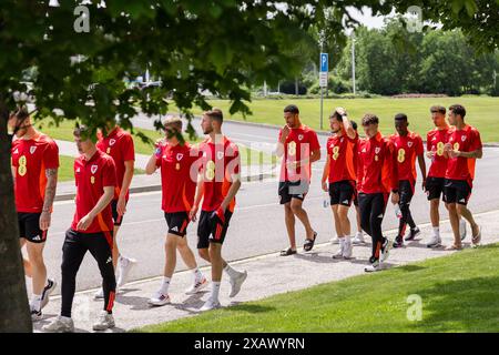 BRATISLAVA, Slovaquie. 09 juin 2024. Équipe du pays de Galles lors d'une marche par équipe avant le match amical international entre la Slovaquie et Cymru au stade d'Anton Malatinský, Slovaquie, le 9 juin. (Photo by John Smith/FAW) crédit : Football Association of Wales/Alamy Live News crédit : Football Association of Wales/Alamy Live News Banque D'Images