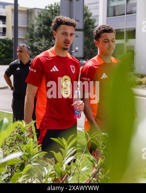 BRATISLAVA, Slovaquie. 09 juin 2024. Le gallois Ethan Ampadu et le gallois Brennan Johnson lors d'une marche par équipe avant le match amical international entre la Slovaquie et Cymru au stade d'Anton Malatinský, Slovaquie, le 9 juin. (Photo by John Smith/FAW) crédit : Football Association of Wales/Alamy Live News crédit : Football Association of Wales/Alamy Live News Banque D'Images