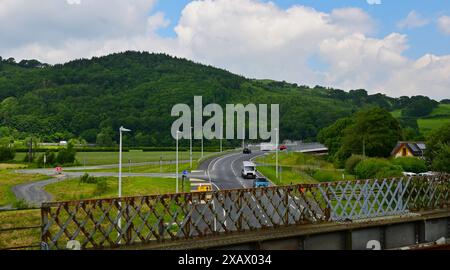 L'approche, depuis Machynlleth, de la nouvelle section de l'A487(T) et du nouveau pont Dyfi traversant l'Afon Dyfi, Powys/Gwynedd Wales UK Banque D'Images