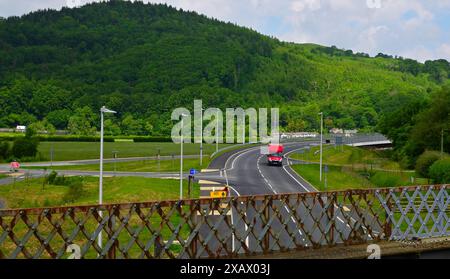 L'approche, depuis Machynlleth, de la nouvelle section de l'A487(T) et du nouveau pont Dyfi traversant l'Afon Dyfi, Powys/Gwynedd Wales UK Banque D'Images