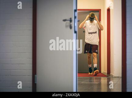 Niels Giffey, #7 von FC Bayern Muenchen kommt aus der Kabine FC Bayern Muenchen vs Alba Berlin Easy Credit BBL saison 2023/24 Playoffs finale 1.Spiel 08.06.2024 BMW Park Muenchen © diebilderwelt / Alamy Stock Banque D'Images