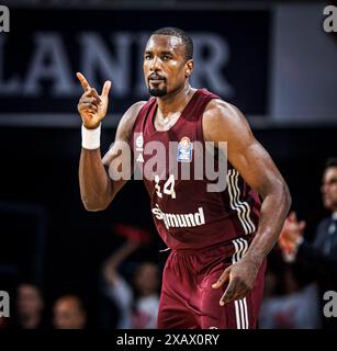 Jubel von Serge Ibaka #14 von FC Bayern Muenchen FC Bayern Muenchen vs Alba Berlin Easy Credit BBL saison 2023/24 Playoffs finale 1.Spiel 08.06.2024 BMW Park Muenchen © diebilderwelt / Alamy Stock Banque D'Images