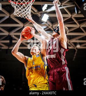 Yanni Wetzell #5 von Alba Berlin, Niels Giffey, #7 von FC Bayern Muenchen FC Bayern Muenchen vs Alba Berlin Easy Credit BBL saison 2023/24 Playoffs finale 1.Spiel 08.06.2024 BMW Park Muenchen © diebilderwelt / Alamy Stock Banque D'Images