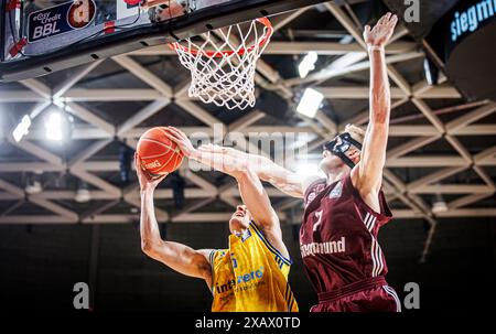 Yanni Wetzell #5 von Alba Berlin, Niels Giffey, #7 von FC Bayern Muenchen FC Bayern Muenchen vs Alba Berlin Easy Credit BBL saison 2023/24 Playoffs finale 1.Spiel 08.06.2024 BMW Park Muenchen © diebilderwelt / Alamy Stock Banque D'Images