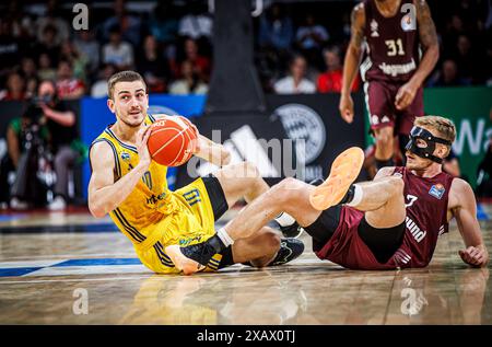 Tim Schneider #10 von Alba Berlin , Niels Giffey, #7 von FC Bayern Muenchen FC Bayern Muenchen vs Alba Berlin Easy Credit BBL saison 2023/24 Playoffs finale 1.Spiel 08.06.2024 BMW Park Muenchen © diebilderwelt / Alamy Stock Banque D'Images